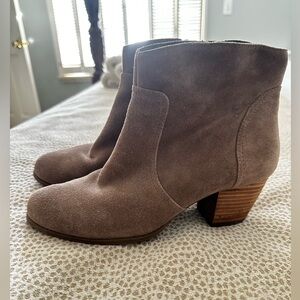 Women’s tan brown suede half boot, side zipper, size 7, Euro 37. Sole Society.